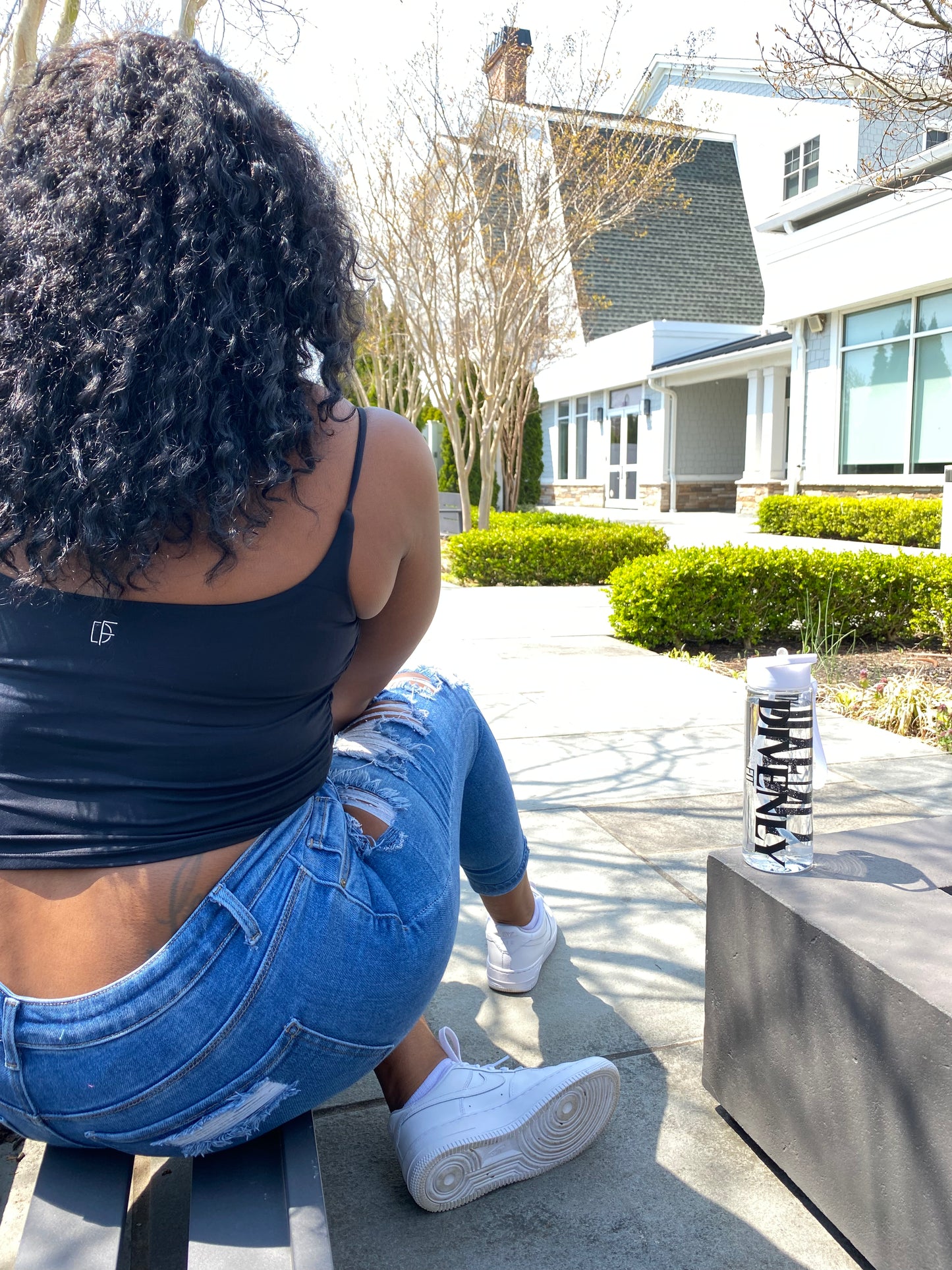 Contour tank